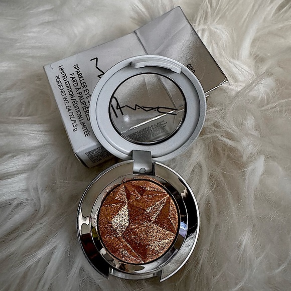 MAC Cosmetics limited edition eyeshadow “Gold Crush” - Picture 1 of 4